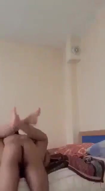 يصور اخته وهى نايمه ويحس على جسمها مقطع فيديو إباحي. وهى نايمه
