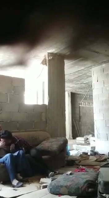 شاب واخدين بنت محجبة في بيت مهجور وينكها في طيزها.