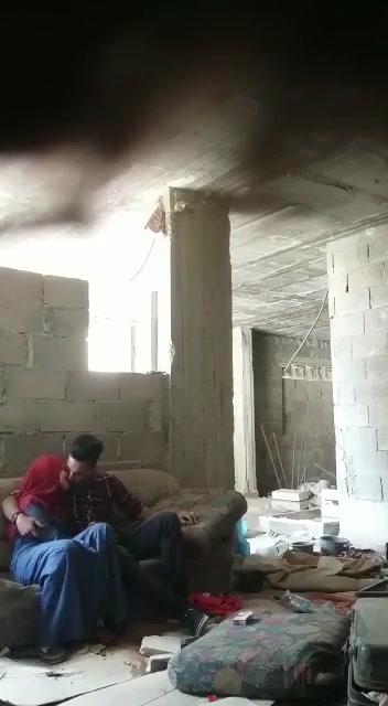 سورية تتناك من جارها داخل مبنى مهجور. سكس محجبات ساخن وفتاة محجبة تتناك نيك أمامي ونيك خلفي ساخن جداً.