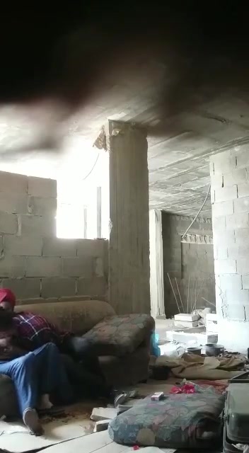 شاب واخدين بنت محجبة في بيت مهجور وينكها في طيزها.