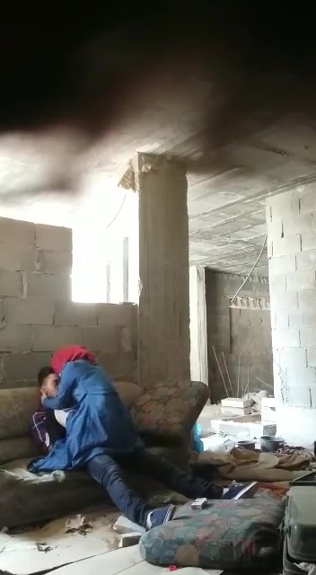 محجبة في بيت مهجور
