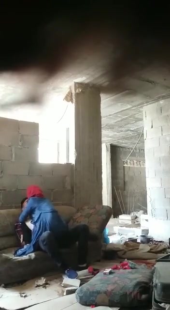 محجبة في بيت مهجور