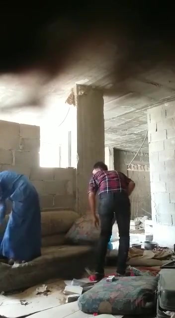 محجبة في بيت مهجور