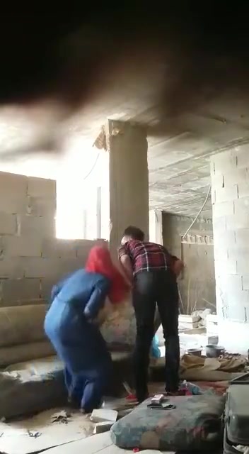 يخلي الشرموطة المحجبة ترضع زبه ببيت مهجور