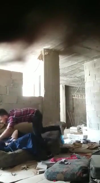 يخلي الشرموطة المحجبة ترضع زبه ببيت مهجور