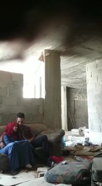 شاب واخدين بنت محجبة في بيت مهجور وينكها في طيزها.